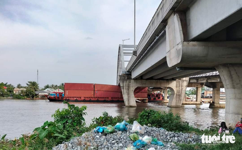 Sà lan chở 27 container mắc kẹt dưới gầm cầu Măng Thít - Ảnh 3. Sà lan chở 27 container mắc kẹt dưới gầm cầu Măng Thít - Ảnh 3.