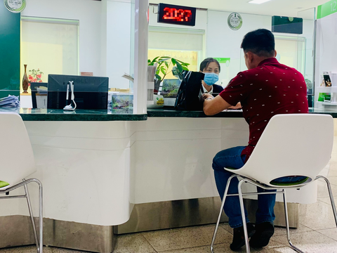 Hội sở ngân hàng mờ mắt vì lợi nhuận, ép chi nhánh bán bảo hiểm, 'bắt chẹt' người vay? - Ảnh 1. Ảnh minh họa: BÔNG MAI