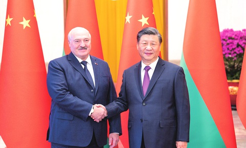 Tổng thống Belarus thăm Trung Quốc: Một chuyến đi, hai góc nhìn - Ảnh 1. Chủ tịch Trung Quốc Tập Cận Bình đón Tổng thống Belarus Alexander Lukashenko tại Bắc Kinh ngày 1-3 - Ảnh: Reuters