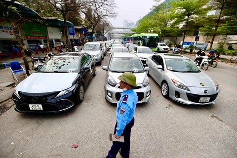 Đăng kiểm thiếu nhân lực, cho giãn thời hạn với xe đến kỳ kiểm định được không? - Ảnh 1.