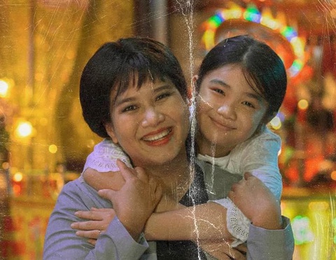 'Đêm tối rực rỡ' - phim về bạo lực gia đình Việt - trở lại rạp - Ảnh 1. Nhã Uyên (trái) là biên kịch kiêm diễn viên chính của "Đêm tối rực rỡ" - Ảnh: Đoàn phim cung cấp