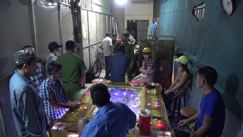 Tan nhà nát cửa vì game bắn cá - Ảnh 1. Một cơ sở kinh doanh game bắn cá trá hình cờ bạc bị công an bắt - Ảnh: HOÀI THƯƠNG