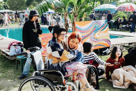Người khuyết tật truyền nghị lực trên mạng xã hội - Kỳ 2: "Lăn" đi để nhìn ngắm thế giới - Ảnh 1. Như sống chan hòa, có rất nhiều bạn bè yêu thương,sẻ chia... - Ảnh: NVCC