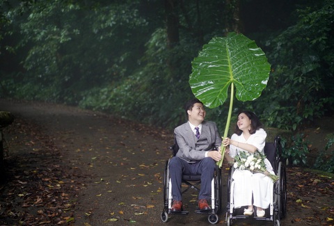 Người khuyết tật truyền nghị lực trên mạng xã hội - Kỳ 3: Hạnh phúc của người vợ 'xương thủy tinh' - Ảnh 1. Tình yêu của đôi vợ chồng "xương thủy tinh" - Ảnh: NVCC
