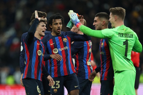 Barca hạ Real Madrid bằng bàn phản lưới nhà - Ảnh 1. Barca hạ Real Madrid bằng bàn phản lưới nhà - Ảnh 1.