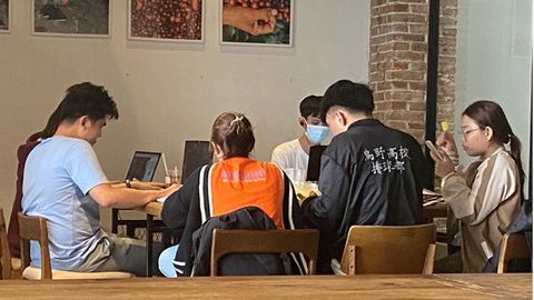 Học, làm việc ở quán cà phê có lãng phí? - Ảnh 1. Một nhóm sinh viên tại TP.HCM chọn quán cà phê ngay gần trường để cùng trao đổi, học nhóm - Ảnh minh họa: Q.L.
