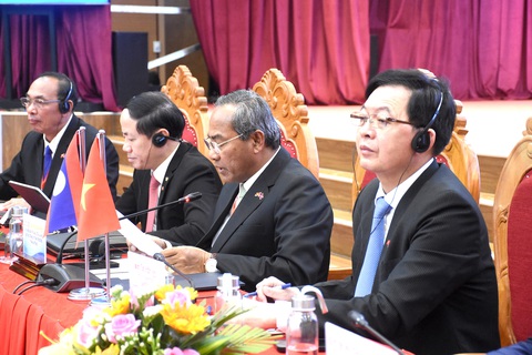Bình Định hợp tác với Nam Lào phát triển du lịch, thương mại - Ảnh 2. Lãnh đạo tỉnh Bình Định và lãnh đạo các tỉnh Nam Lào cùng chủ trì hội nghị ký kết hợp tác - Ảnh: DUY THANH