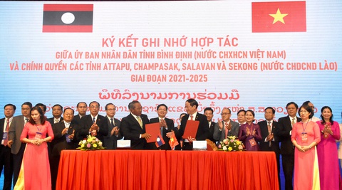 Bình Định hợp tác với Nam Lào phát triển du lịch, thương mại - Ảnh 1. Lãnh đạo UBND tỉnh Bình Định và lãnh đạo các tỉnh Nam Lào ký kết hợp tác phát triển giai đoạn 2021-2025 - Ảnh: DUY THANH