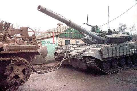 Một chiếc xe tăng được kéo đi trên đường ở gần thành phố Bakhmut nằm phía đông Ukraine trong ngày 29-3 - Ảnh: REUTERS Một chiếc xe tăng được kéo đi trên đường ở gần thành phố Bakhmut nằm phía đông Ukraine trong ngày 29-3 - Ảnh: REUTERS