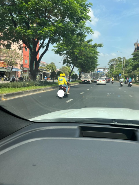 Ảnh vui 30-3: Khi cây xoài nhà hàng xóm ra quả - Ảnh 2. Ảnh vui 30-3: Khi cây xoài nhà hàng xóm ra quả - Ảnh 2.