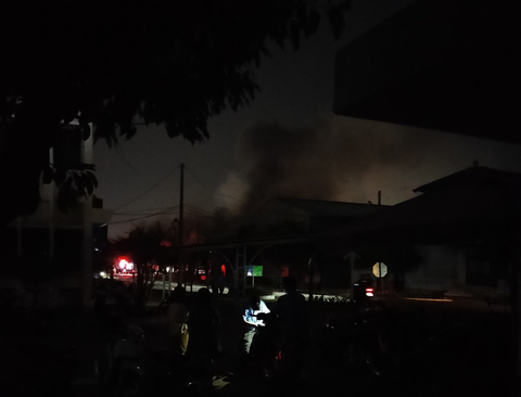 Cháy lớn nhà xưởng công ty gỗ ở quận 12 - Ảnh 2. Cháy lớn nhà xưởng công ty gỗ ở quận 12 - Ảnh 2.
