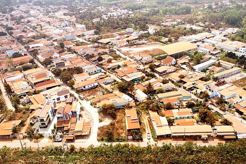 Khu dân cư hiện hữu tại xã Bình Sơn (huyện Long Thành, Đồng Nai) nhuộm đỏ một màu - Ảnh: A LỘC Khu dân cư hiện hữu tại xã Bình Sơn (huyện Long Thành, Đồng Nai) nhuộm đỏ một màu - Ảnh: A LỘC