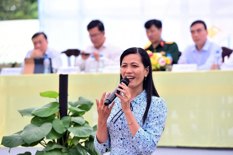 Cô Minh Tâm chia sẻ ngoài đi dạy và hoạt động xã hội, cô còn tự học thêm tiếng Anh - Ảnh: DUYÊN PHAN Cô Minh Tâm chia sẻ ngoài đi dạy và hoạt động xã hội, cô còn tự học thêm tiếng Anh - Ảnh: DUYÊN PHAN