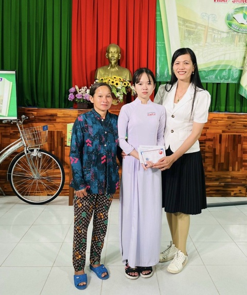 Cô Minh Tâm trao học bổng cho học sinh khó khăn - Ảnh: NVCC Cô Minh Tâm trao học bổng cho học sinh khó khăn - Ảnh: NVCC