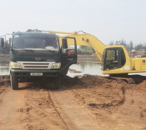 Múc đất tại đầm đem bán, hai người bị khởi tố - Ảnh 1. Hiện trường khu vực khai thác đất trái phép bị Công an tỉnh Thái Bình khởi tố điều tra - Ảnh: Công an Thái Bình