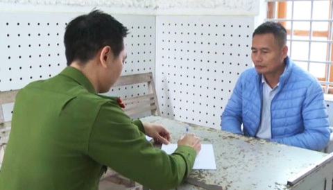 Múc đất tại đầm đem bán, hai người bị khởi tố - Ảnh 2. Chủ đầm Đặng Văn Châu tại cơ quan công an - Ảnh: Công an Thái Bình