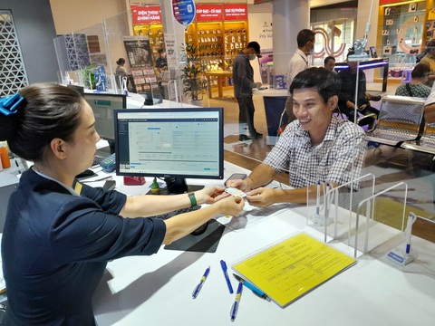 Người dân đổ xô cập nhật thông tin thuê bao di động - Ảnh 2. Người dân đổ xô cập nhật thông tin thuê bao di động - Ảnh 2.