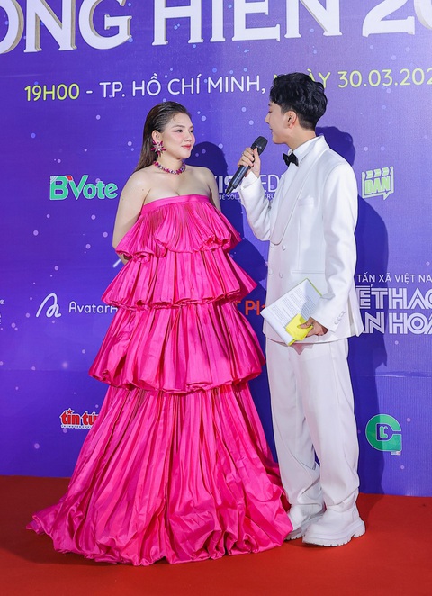 Lady Mây Myra Trần trổ tài hát nốt cao vút trên thảm đỏ Cống hiến 2023 - Ảnh 3. Lady Mây Myra Trần trổ tài hát nốt cao vút trên thảm đỏ Cống hiến 2023 - Ảnh 3.
