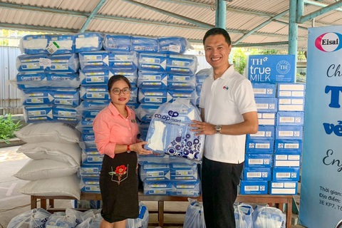 Eisai Việt Nam mang nụ cười ấm áp đến người già neo đơn, người bại liệt - Ảnh 2. Eisai Việt Nam mang nụ cười ấm áp đến người già neo đơn, người bại liệt - Ảnh 2.