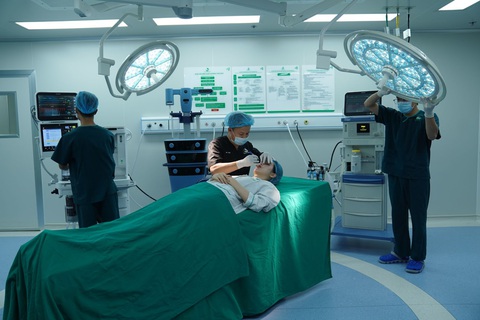 Hoa hậu Thanh Thủy lựa chọn Thu Cúc là nơi tân trang nhan sắc - Ảnh 2. Hoa hậu Thanh Thủy ấn tượng bởi sự chăm sóc tận tâm của các bác sĩ Thu Cúc