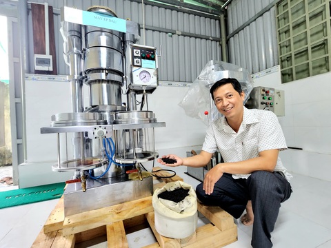 Những chuyện ngồ ngộ ở miền Tây - Kỳ 7: Thầy giáo làm son môi từ... hạt thanh long - Ảnh 1. Hạt thanh long sấy khô, ép chiết xuất tinh dầu được thầy Trọng ứng dụng vào nhiều sản phẩm khác nhau - Ảnh: S.LÂM