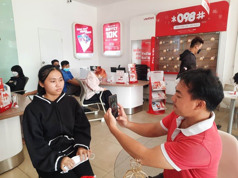 Người dân đổ xô cập nhật thông tin thuê bao di động - Ảnh 1. Người dân đổ xô cập nhật thông tin thuê bao di động - Ảnh 1.