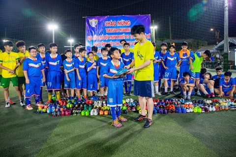 108 đôi giày hạnh phúc một thanh niên Nhật mang tặng trẻ thơ Việt Nam - Ảnh 1. 108 đôi giày hạnh phúc một thanh niên Nhật mang tặng trẻ thơ Việt Nam - Ảnh 1.