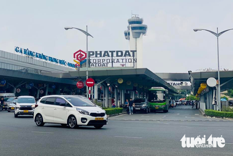 Bộ Giao thông vận tải yêu cầu làm rõ vụ taxi vào sân bay Tân Sơn Nhất gánh thêm phí - Ảnh 1. Bộ Giao thông vận tải yêu cầu làm rõ vụ taxi vào sân bay Tân Sơn Nhất gánh thêm phí - Ảnh 1.