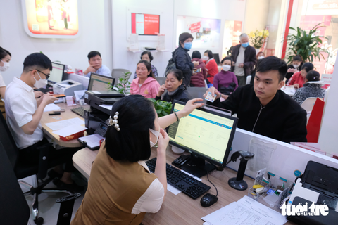 Khổ vì không trong diện phải chuẩn hóa ngay, dân vẫn đổ xô làm thủ tục - Ảnh 1. Khổ vì không trong diện phải chuẩn hóa ngay, dân vẫn đổ xô làm thủ tục - Ảnh 1.