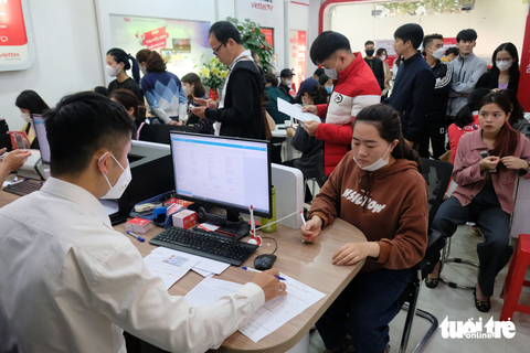 Người dân đổ xô đi chuẩn hóa thông tin: 70% không nằm trong diện phải chuẩn hóa ngay - Ảnh 3. Khoảng 50 khách hàng người đứng, người ngồi chờ tới lượt làm thủ tục chuẩn hóa thông tin tại phòng giao dịch nhà mạng Viettel đường Nguyễn Phong Sắc (Cầu Giấy) lúc 11h30, ngày 31-3 - Ảnh: NGUYÊN BẢO