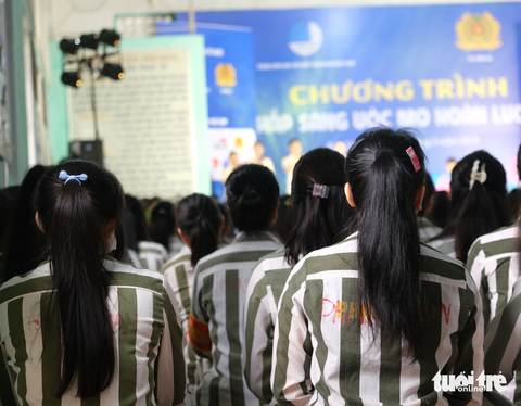 Nữ phạm nhân bật khóc khi bất ngờ được gặp lại cha - Ảnh 1. Nữ phạm nhân bật khóc khi bất ngờ được gặp lại cha - Ảnh 1.