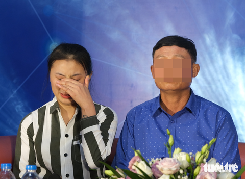 Nữ phạm nhân bật khóc khi bất ngờ được gặp lại cha - Ảnh 2. Nữ phạm nhân bật khóc khi bất ngờ được gặp lại cha - Ảnh 2.