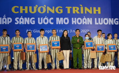 Nữ phạm nhân bật khóc khi bất ngờ được gặp lại cha - Ảnh 3. Nữ phạm nhân bật khóc khi bất ngờ được gặp lại cha - Ảnh 3.