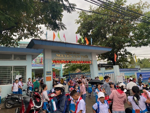 Vụ người lạ tới cổng trường dụ dỗ học sinh lên xe: Học sinh tự nghĩ ra để được đón sớm - Ảnh 1. Vụ người lạ tới cổng trường dụ dỗ học sinh lên xe: Học sinh tự nghĩ ra để được đón sớm - Ảnh 1.