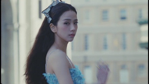 Jisoo (BLACKPINK) vừa tung MV solo đầu tay đã khiến fan ‘đổ gục - Ảnh 2. Jisoo (BLACKPINK) vừa tung MV solo đầu tay đã khiến fan ‘đổ gục - Ảnh 2.