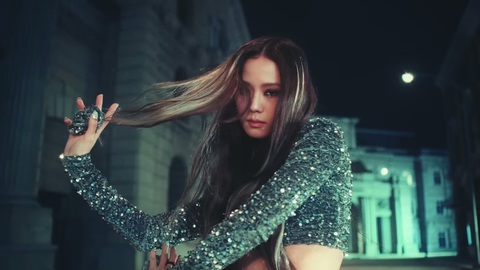Jisoo (BLACKPINK) vừa tung MV solo đầu tay đã khiến fan ‘đổ gục - Ảnh 5. Jisoo (BLACKPINK) vừa tung MV solo đầu tay đã khiến fan ‘đổ gục - Ảnh 5.