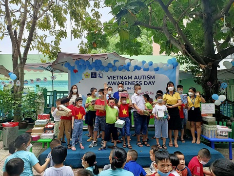 Trẻ rối loạn phổ tự kỉ: Cha mẹ đóng vai trò quyết định trong can thiệp điều trị - Ảnh 5. Dự án Nâng cao nhận thức về tự kỷ ở trẻ em Việt Nam do PNJ khởi xướng và tổ chức trong 5 năm qua đã mang đến rất nhiều giá trị cho trẻ tự kỷ Việt Nam
