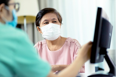 Gia tăng gánh nặng ung thư, cần một chiến lược ứng phó tổng thể - Ảnh 1. Nhiều người bệnh đi khám muộn, phát hiện bệnh khi đã ở giai đoạn cuối và khó khăn trong tiếp cận kịp thời với các liệu pháp điều trị tiên tiến