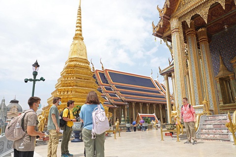 Thái Lan xử lý nghiêm hướng dẫn viên du lịch nước ngoài - Ảnh 1. Khách du lịch khám phá Chùa Phật Ngọc ở Bangkok, Thái Lan.Ảnh: bangkokpost.com