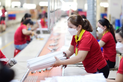 Cần khơi thông vốn cho sản xuất - Ảnh 1. Công nhân làm việc tại Công ty TNHH MTV công nghệ cao Điện Quang trong Khu công nghệ cao TP.HCM - Ảnh: QUANG ĐỊNH