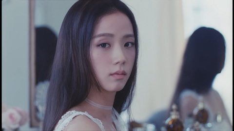 Jisoo (BLACKPINK) vừa tung MV solo đầu tay đã khiến fan ‘đổ gục - Ảnh 4. Jisoo (BLACKPINK) vừa tung MV solo đầu tay đã khiến fan ‘đổ gục - Ảnh 4.