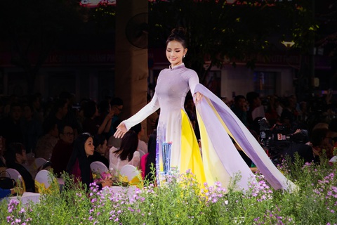 Trung Đinh tạo chất liệu mới bằng kỹ thuật nhuộm ombre - Ảnh 6. Trung Đinh tạo chất liệu mới bằng kỹ thuật nhuộm ombre - Ảnh 6.