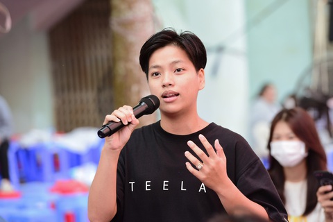 Lưu ý khi đăng ký, điều chỉnh nguyện vọng xét tuyển đại học để tránh rớt oan - Ảnh 6. Bạn Minh Tâm, học sinh Trường THPT Lai Vung 2, đặt câu hỏi tại buổi tư vấn sáng 4-3 - Ảnh: DUYÊN PHAN