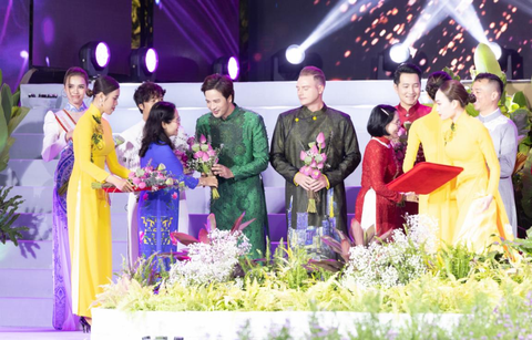 Đoàn Minh Tài diện áo dài Sĩ Hoàng làm đại sứ áo dài - Ảnh 1. Đoàn Minh Tài diện áo dài Sĩ Hoàng làm đại sứ áo dài - Ảnh 1.
