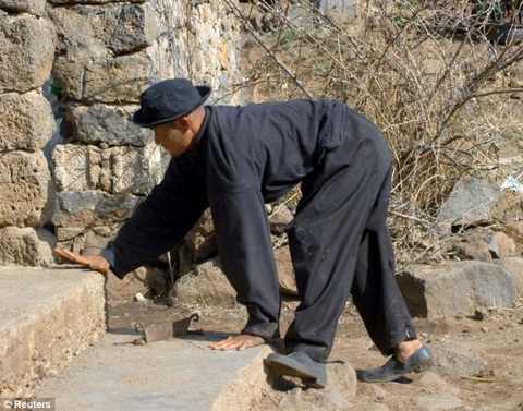 Một gia đình đi bằng tứ chi: Tiến hóa ngược hay có điều bí ẩn? - Ảnh 1. Một gia đình đi bằng tứ chi: Tiến hóa ngược hay có điều bí ẩn? - Ảnh 1.