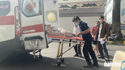 Những cuộc chuyển bệnh chưa từng có từ Bệnh viện Chợ Rẫy qua bệnh viện khác - Ảnh 1. Những cuộc chuyển bệnh chưa từng có từ Bệnh viện Chợ Rẫy qua bệnh viện khác - Ảnh 1.