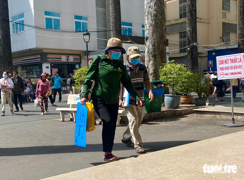 Những cuộc chuyển bệnh chưa từng có từ Bệnh viện Chợ Rẫy qua bệnh viện khác - Ảnh 8. Những cuộc chuyển bệnh chưa từng có từ Bệnh viện Chợ Rẫy qua bệnh viện khác - Ảnh 8.