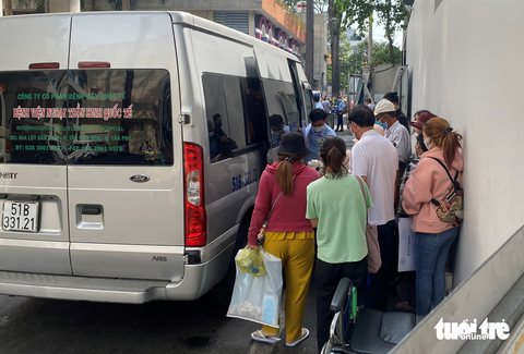 Những cuộc chuyển bệnh chưa từng có từ Bệnh viện Chợ Rẫy qua bệnh viện khác - Ảnh 2. Những cuộc chuyển bệnh chưa từng có từ Bệnh viện Chợ Rẫy qua bệnh viện khác - Ảnh 2.