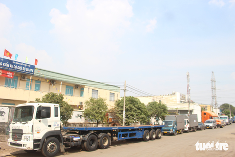 TP.HCM tái diễn cảnh xếp hàng chờ đăng kiểm, dòng xe dài cả km - Ảnh 3. TP.HCM tái diễn cảnh xếp hàng chờ đăng kiểm, dòng xe dài cả km - Ảnh 3.