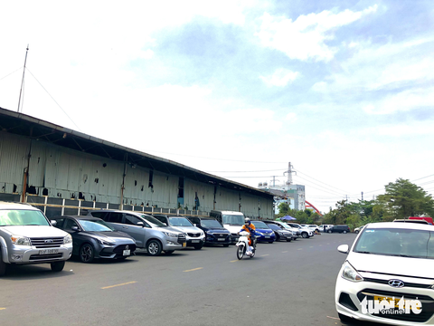 TP.HCM tái diễn cảnh xếp hàng chờ đăng kiểm, dòng xe dài cả km - Ảnh 2. TP.HCM tái diễn cảnh xếp hàng chờ đăng kiểm, dòng xe dài cả km - Ảnh 2.